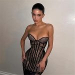 Обтягивающее платье нюдового цвета с чёрным кружевом, сексуального фасона