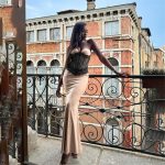 Облегающее платье с кружевными вставками и корсетным поясом